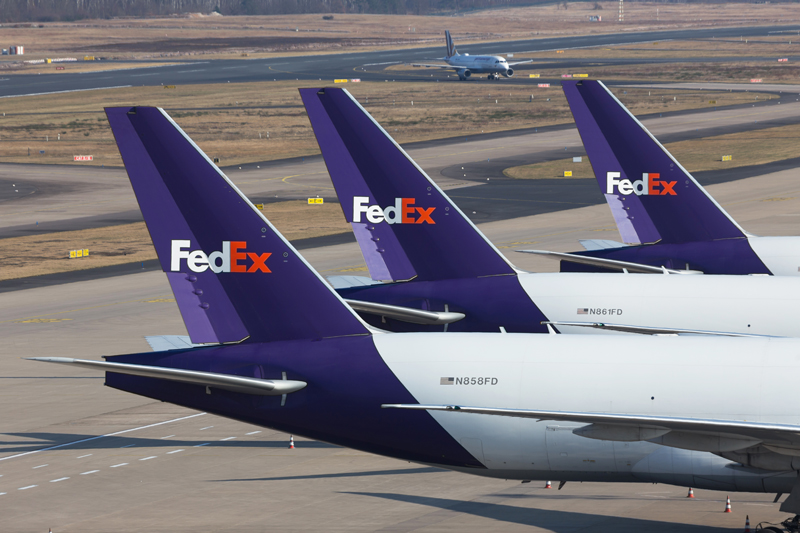 FedEx offering big bonuses to keep pilots on board